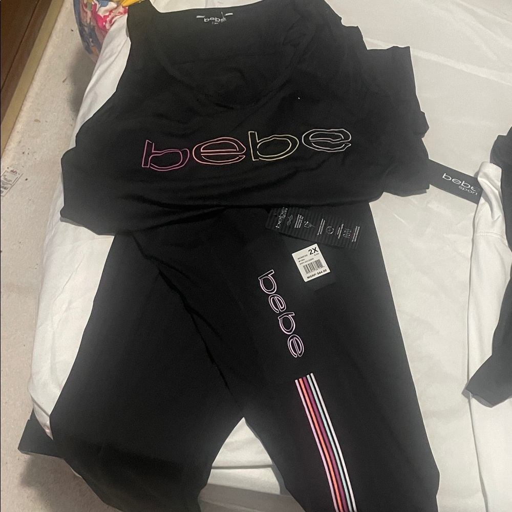 Bebe Black Activewear Set with Logo pants also have pockets on the side topis 2x